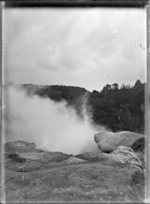 Papakura Geyser at Whakarewarewa, 1916 ATLIB 286394