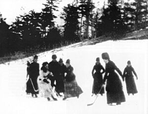 Womenplayinghockey