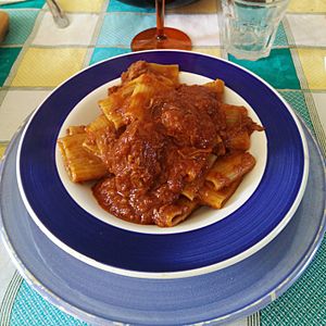 Paccheri rigati al ragù Napoletano.jpg