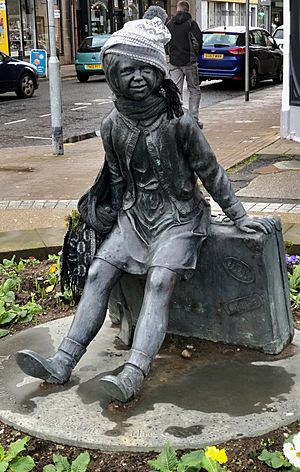 Wee Annie, Kempock Street, woolly hat