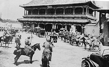 Bundesarchiv Bild 137-009052, Peking - Sowjet. Botschafter Karachan fährt zur Audienz