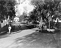 COLLECTIE TROPENMUSEUM Straatgezicht met de protestantse kerk en de ingang van een moskee Tandjong Pinang TMnr 10015181