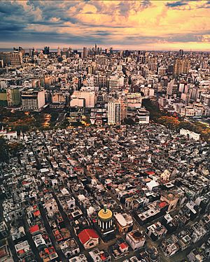 La Recoleta Cemetery (41054043562).jpg