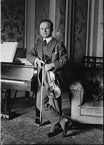 Mischa Elman with violin in 1916.jpg