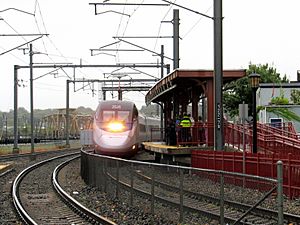 Northbound Acela Express at southbound high level platform at Track 6 platform at New London Union Station, September 2016