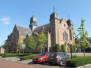 Bladel, de Sint Petrus Bandenkerk foto102012-09-16 12.01.jpg