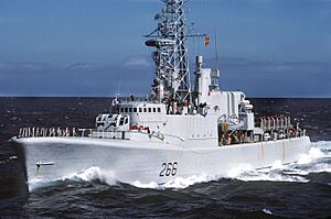 HMCS Nipagon - Ocean Safari 85 - DN-ST-86-02520