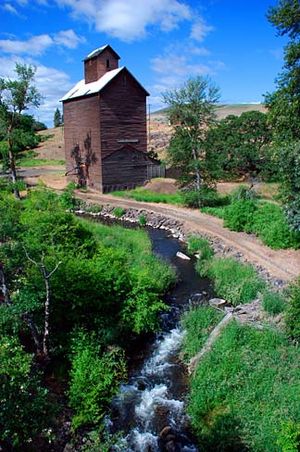 Old Grain Elevator (Wasco County, Oregon scenic images) (wascDA0037b)