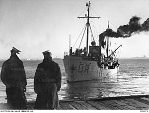 HMAS Goorangai berthing.JPG