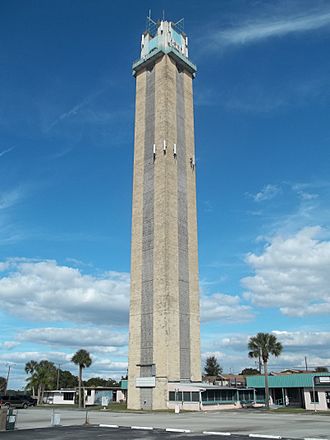 Four-sided column with balcony near top