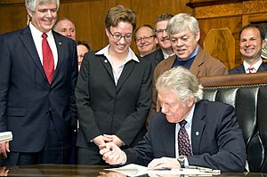 Kitzhaber signs HB 2800