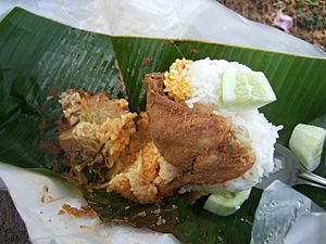 Nasi bungkus ayam goreng