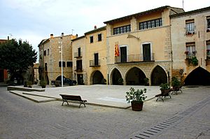 Peralada - Plaça major.JPG