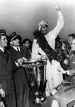 Bundesarchiv Bild 183-2007-1205-501, Bernd Rosemeyer mit Vanderbilt Cup