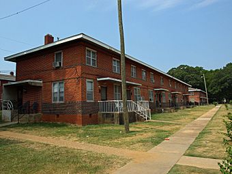 Cleveland Court Apartments June09.jpg