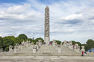 NOR-2016-Frogner Park-Vigeland Installation-The Monolith