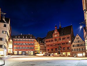 Starlink über dem Rathaus in Tübingen