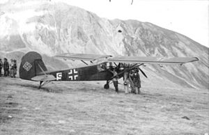 Bundesarchiv Bild 101I-567-1503C-04, Gran Sasso, Fieseler Fi 156 »Storch«