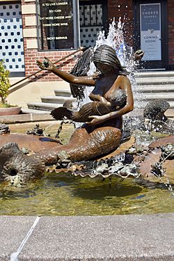 Fountain, Ghirardelli Square (29998974418)