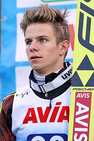 2017-10-03 FIS SGP 2017 Klingenthal Siegerehrung Andreas Wellinger Hymne.jpg