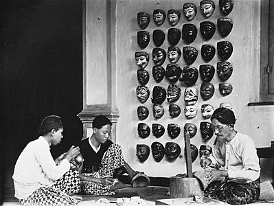 COLLECTIE TROPENMUSEUM Houtsnijders vervaardigen maskers Nederlands-Indië TMnr 60026954