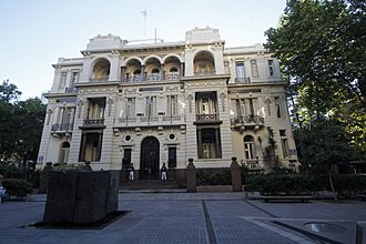 Fachada del Palacio Piria con detalles de la fina construccion.JPG