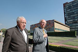 Julio Scherer y José Narro Robles.jpg