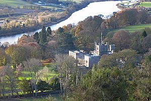 Kinfauns Castle (geograph 5611321).jpg