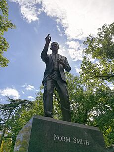 Norm Smith Statue MCG