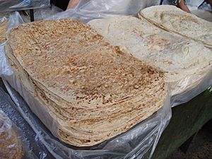 Pan armenio en el mercado de Yerevan