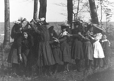 Girls playing London Bridge 1898