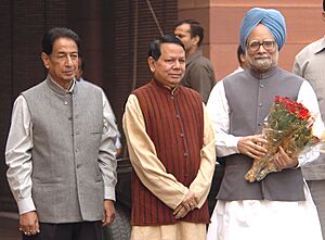Manmohan Singh being received by the Union Minister for Information & Broadcasting and Parliamentary Affairs, Shri Priyaranjan Dasmunsi before the beginning of winter session of Parliament, in New Delhi on November 15, 2007