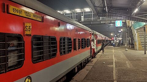 Howrah Amritsar Express at Saharanpur