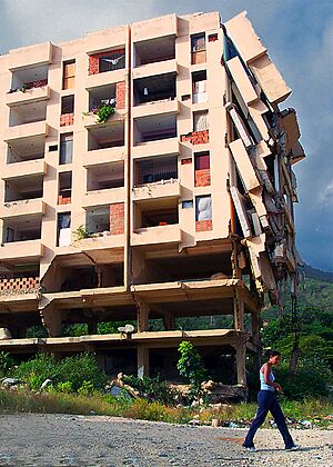 Partially collapsed building, Vargas 1999