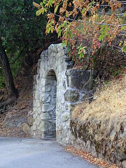 AlumRockGrottoArch wb