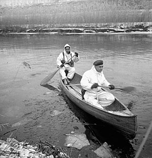 LincolnAndWellandRegimentSoldiersInCanoe1945