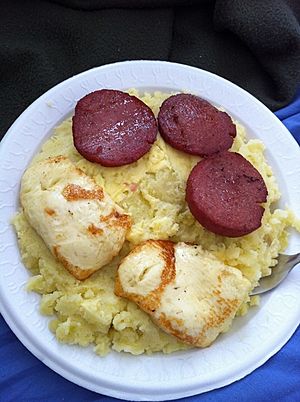 Mangu dominicano --Contenido- -Lonjas de salami fritas -Lonjas de queso blanco -Mangu o puré de plátano verde -Mantequilla --Este es un plato típico en el desayuno dominicano --República Dominicana - 2013-10-08 14-28