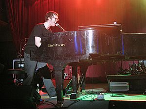 Ben folds playing