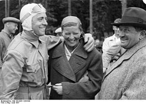 Bundesarchiv Bild 183-2007-1205-500, Bernd Rosemeyer, Elly Beinhorn, Ferdinand Porsche.jpg