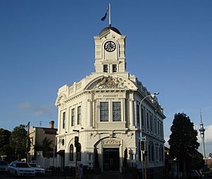 Ponsonby Pub and Auckland Tower - Flickr - Teacher Traveler