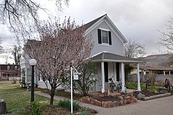 Stewart-Woolley House (Kanab, Utah).jpg