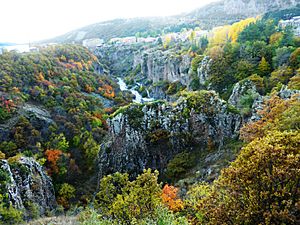 429 Djermouk canyon à l'entrée de la ville vu du pont