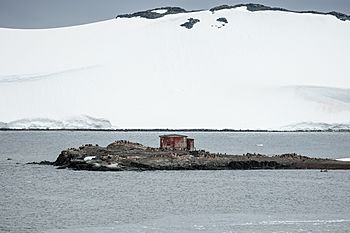 Mikkelsen Harbour-2016-Trinity Island-D'Hainaut Island–Refugio Naval.jpg