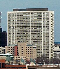 Kellogg Square Apartments cropped.jpg