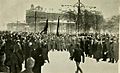 MultitudEnNevskyProspektEncabezadaPorSoldadosMarzo1917--russiainrevolut00jone