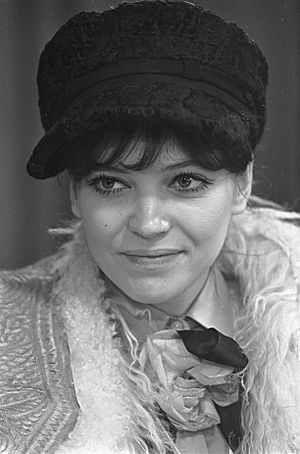 Aankomst Franse filmster Anna Karina op Schiphol, Anna Karina tijdens persconfer, Bestanddeelnr 921-0593.jpg