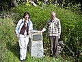 Almudena Alcalá-Galiano y Andrew Loveridge al memorial de Dionisio Alcalá-Galiano