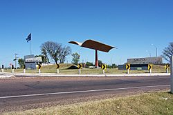 Homenaje a Eladio Dieste monumento Salto 01