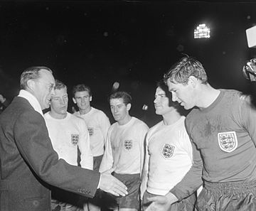 Jubileumwedstrijd 75 jaar KNVB. Nederland tegen Engeland 1-1. De Prins wordt voo, Bestanddeelnr 917-2245