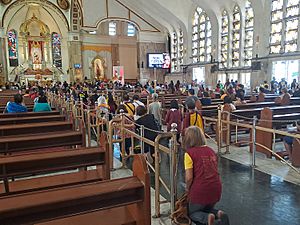 Knee walking at Quiapo Church 2023-06-09